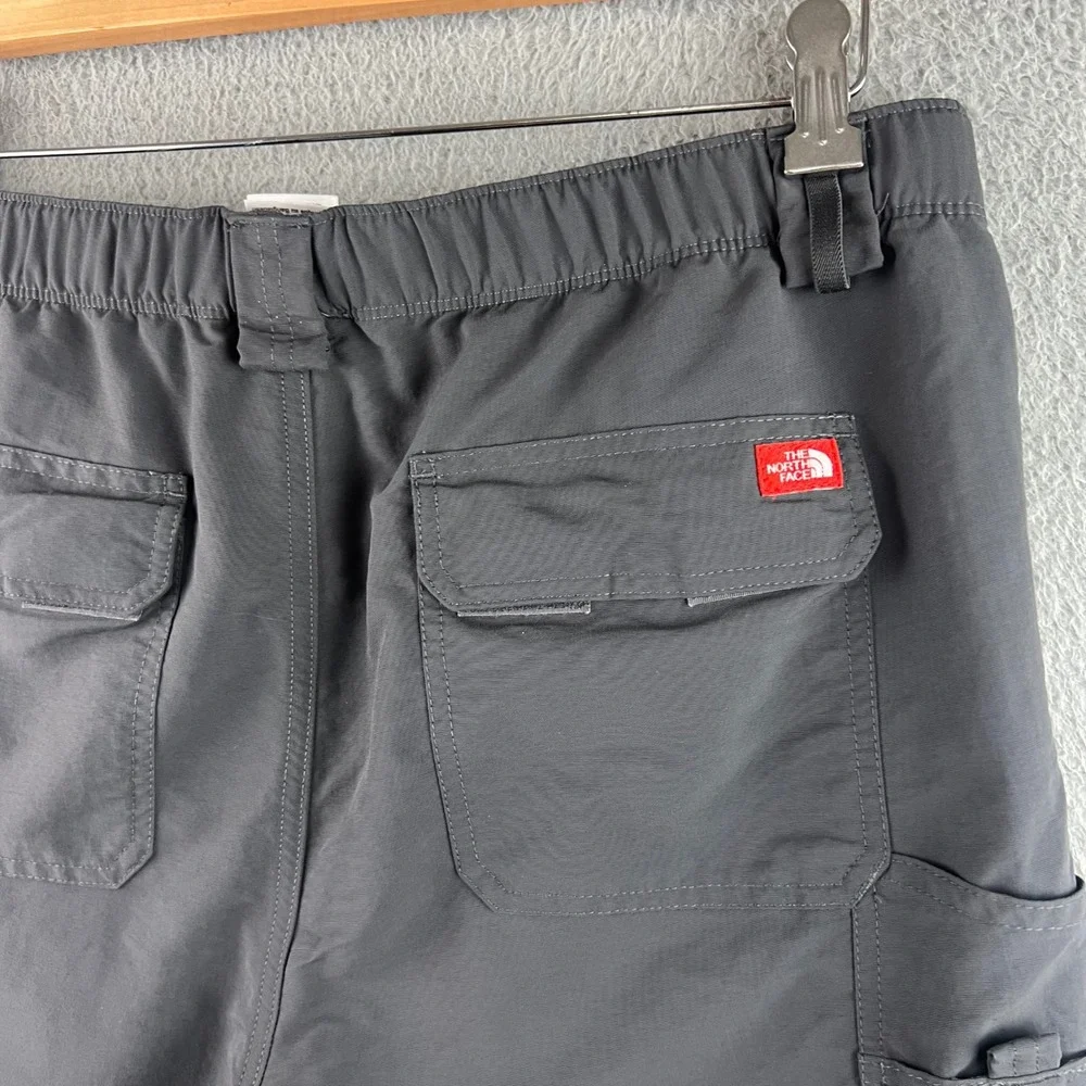 The North Face Mens Convertible Cargo Hiking Pants Dark Gray Size Medium Short